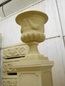 U15 Urn on P2 Pedestal.